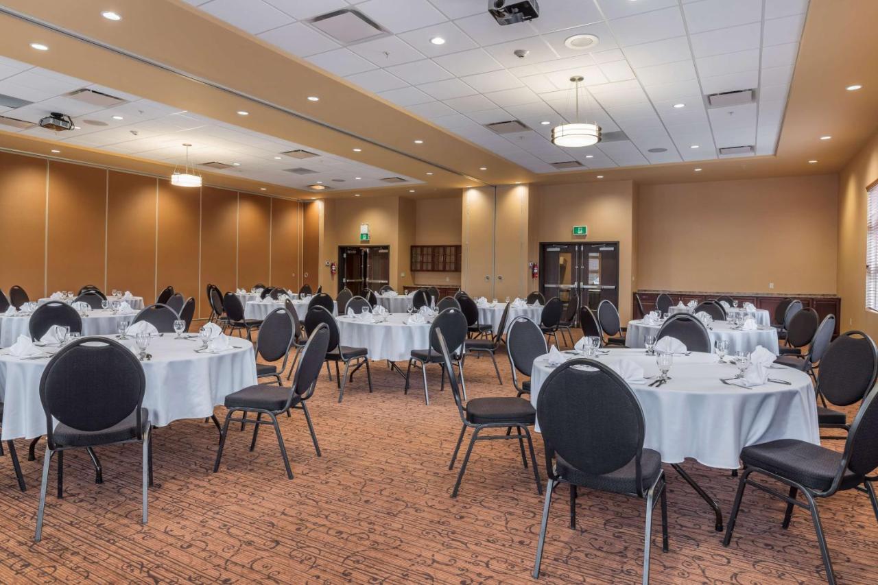 Best Western Plus, Bathurst Hotel & Suites Екстер'єр фото