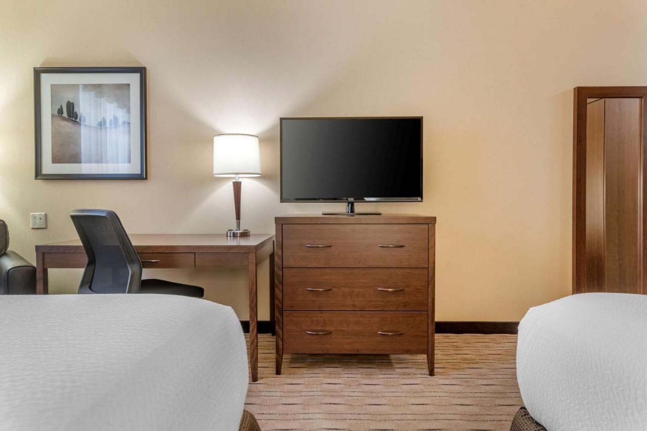 Best Western Plus, Bathurst Hotel & Suites Екстер'єр фото