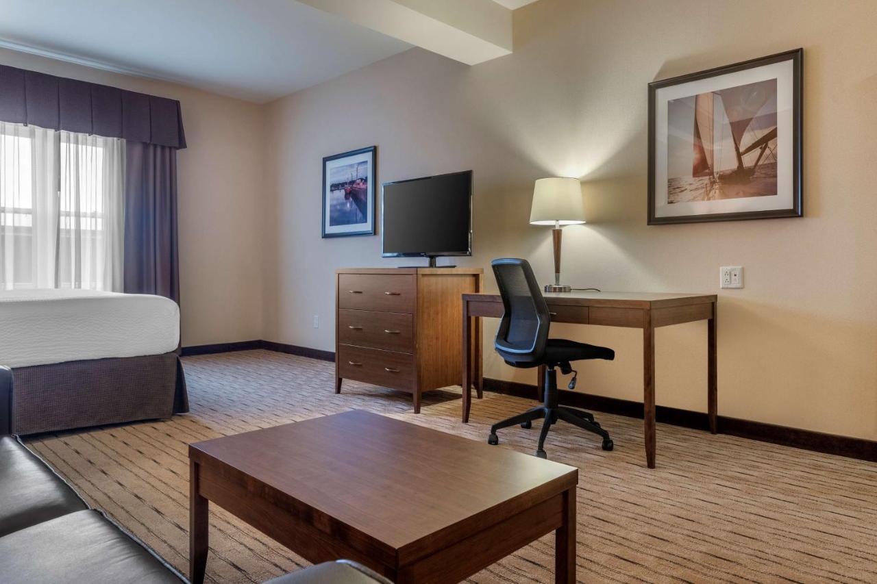 Best Western Plus, Bathurst Hotel & Suites Екстер'єр фото