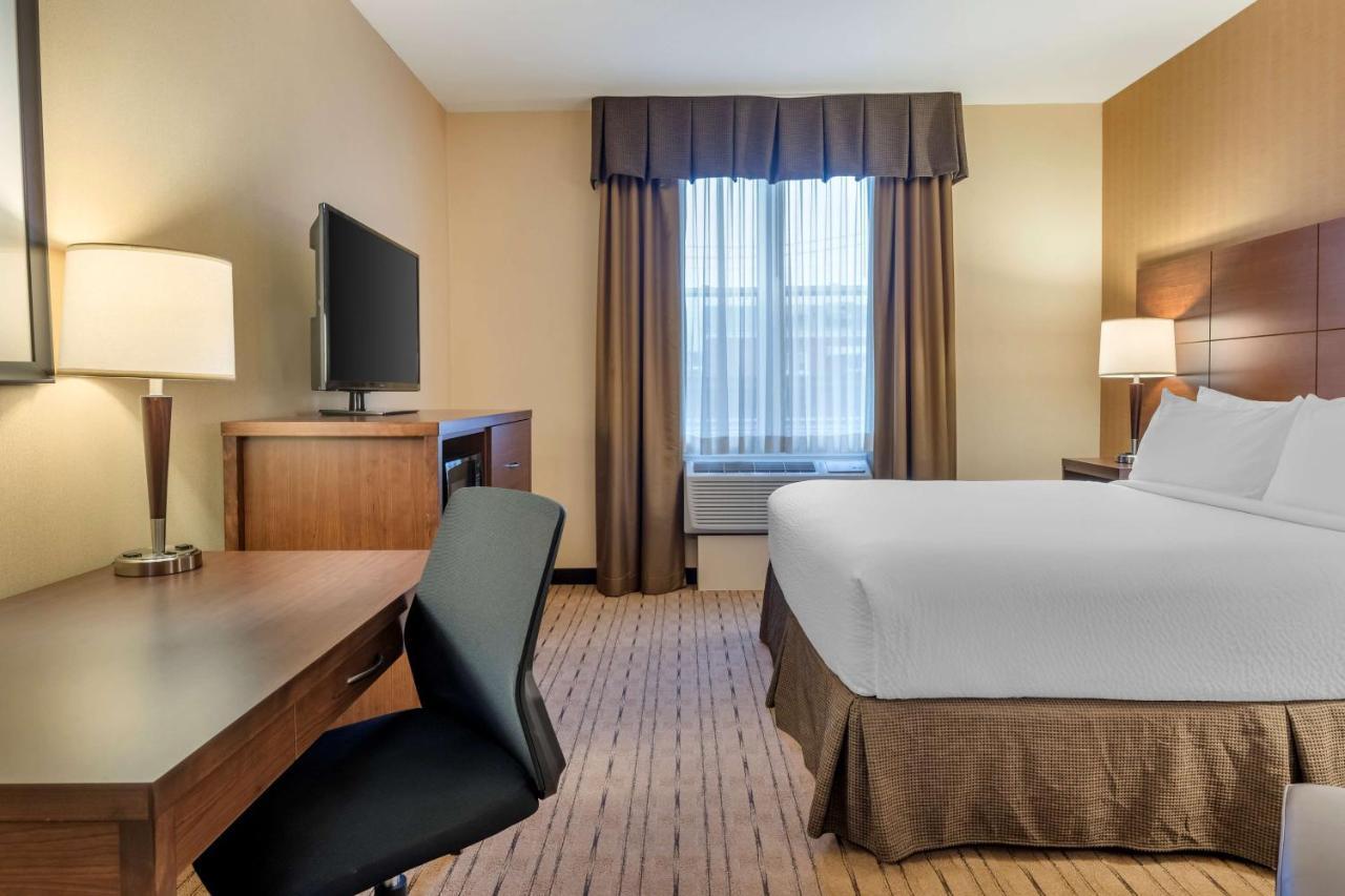 Best Western Plus, Bathurst Hotel & Suites Екстер'єр фото